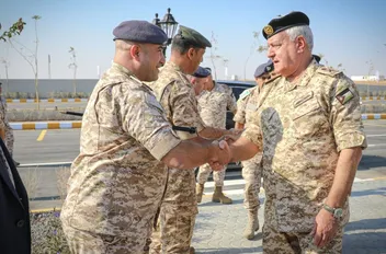 الحنيطي يزور قاعدة الشهيد موفق السلطي الجوية ويفتتح مجمعاً تجارياً