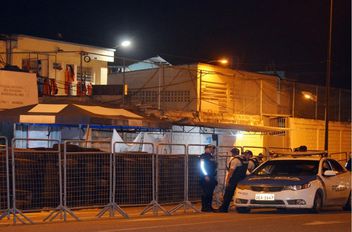 أفراد من الأمن يقفون أمام سجن بعد أعمال شغب مسلحة أسفرت عن مقتل 31 نزيلا وإصابة العشرات في ماشالا بالإكوادور