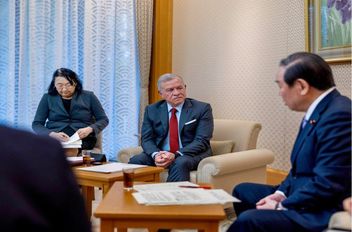 الملك يعقد لقاءات مع قادة في البرلمان الياباني في طوكيو