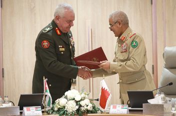 الحنيطي يستقبل نظيره البحريني ويبحثان التعاون الدفاعي المشترك