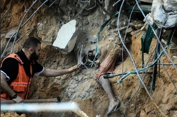 انتشال 20 جثمانًا من عيادة الشيخ رضوان بعد نَبش القبور خلال التوغل الإسرائيلي