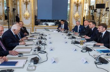 عباس يدعو فرنسا للضغط من أجل الإفراج عن أموال السلطة المحتجزة لدى الكيان