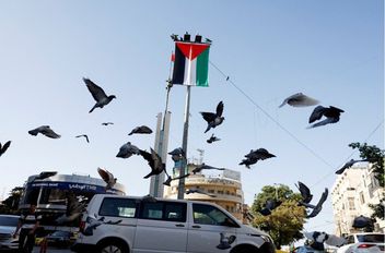 ماكرون وعباس يعلنان تشكيل لجنة لصياغة دستور الدولة الفلسطينية