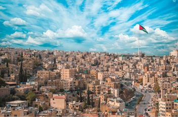 وتتراوح درجات الحرارة العظمى والصغرى في شرق عمان اليوم بين 27 - 13 درجة مئوية، وفي غرب عمان 25 - 11، وفي المرتفعات الشمالية 23 - 12، وفي مرتفعات الشراة 24 - 11، وفي مناطق البادية 28 - 10، وفي مناطق ال