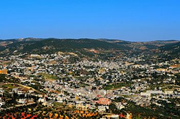 طالب عدد من أبناء محافظة عجلون بإنشاء مركز خدمات حكومي شامل يضم مختلف الدوائر الرسمية تحت مظلة واحدة، لتقديم الخدمات للمواطنين بسهولة وكفاءة، مؤكدين أن المشروع أصبح حاجة ملحّة في ظل تزايد عدد السكان و