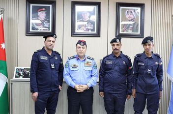 تكريم طاقم دورية نجده انقذ سيدة وأطفالها من داخل مركبة تعرضت للاشتعال في محافظة المفرق