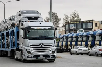 مركبات جديدة متوقفة في المنطقة الحرة في الزرقاء.