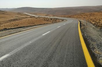 الأشغال تنهي أعمال صيانة طريق الرصيف الملوكي في معان