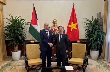 الصفدي يجري مباحاثات مع وزير الخارجية الفيتنامي