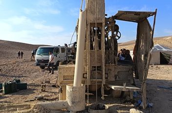 المياه :ضبط حفارة مخالفة في معان تحفر بئر مخالف وحجزها  
