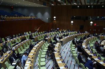 اعتمدت اللجنة الثانية (الاقتصادية والمالية)، الليلة الماضية قرارا يؤكد السيادة الدائمة للشعب الفلسطيني في الأراضي الفلسطينية المحتلة، بما في ذلك القدس الشرقية وللسكان العرب في الجولان السوري المحتل عل