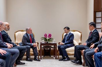 الملك يلتقي برئيس الوزراء السنغافوري