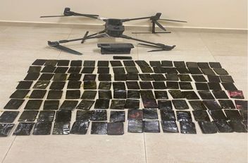 الجيش: إحباط محاولات تهريب مخدرات باستخدام طائرة مسيّرة وبالونات

