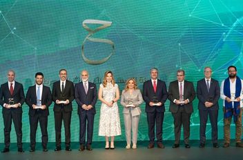 مندوبا عن الملك والملكة الأمير طلال يكرم الفائزين بجائزة الحسين لأبحاث السرطان
