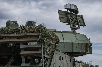 وقالت الوزارة في بيان: "خلال الليلة الماضية، من الساعة 11:00 مساء بتوقيت موسكو يوم 15 نوفمبر 2025 حتى الساعة 7:00 صباحا يوم 16 نوفمبر، اعترضت منظومات للدفاع الجوي ودمرت 57 مسيرة أوكرانية، 23 منها فوق