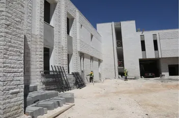 جانب من أعمال الإنشاءات في مستشفى معان