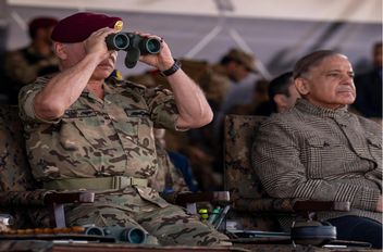 الملك يزور شركة للصناعات الدفاعية في إسلام آباد ويحضر تمرينا عسكريا