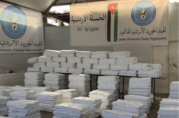 الحملة الأردنية تستكمل حملة توزيع الشوادر وصيانة خيام النازحين في قطاع غزة