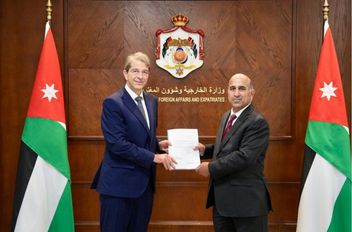 تسلم الأمين العام لوزارة الخارجية وشؤون المغتربين السفير ضيف الله الفايز الاثنين، رسالة اعتماد مارك روبين ممثلا لمنظمة الأمم المتحدة للطفولة (يونيسف) في الأردن.

