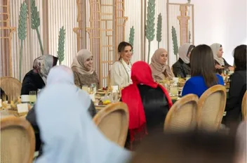 الملكة تلتقي بسيدات من المفرق وتشاركهن الغداء في أم الجمال
