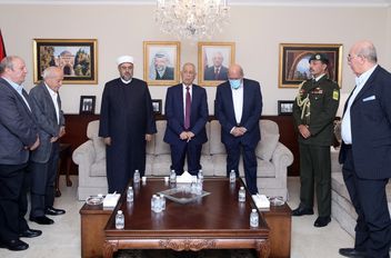 مندوبا عن الملك وولي العهد .. العيسوي يعزي بوفاة شقيقة سفير دولة فلسطين