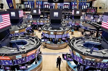 انخفاض مؤشرات الأسهم الأميركية بشكل كبير
