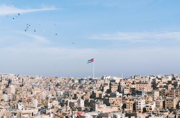 وتتراوح درجات الحرارة العظمى والصغرى في شرق عمان اليوم بين 21 - 13 درجة مئوية، وفي غرب عمان 19 - 11، وفي المرتفعات الشمالية 17 - 10، وفي مرتفعات الشراة 18 - 9، وفي مناطق البادية 24 - 12، وفي مناطق الس