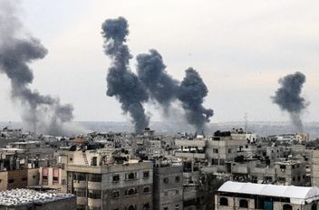 غارات وإطلاق نار وراء الخط الأصفر في خان يونس
