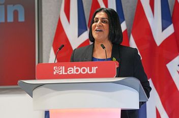 وزيرة الداخلية البريطانية شبانة محمود