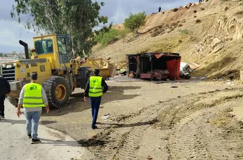 نفذت الكوادر المعنية بالصحة والسلامة العامة في محافظة جرش، وبالتعاون مع الأجهزة الأمنية والجهات المختصة، حملة ميدانية واسعة تم خلالها إزالة معيقات لحركة السير وتشوه المظهر الحضاري في عدد من الطرق الرئ