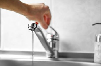 فصلت كوادر مديرية مياه لواء بني كنانة بالتعاون مع متصرفية اللواء والأجهزة الأمنية التابعة لشركة مياه اليرموك، أمس الثلاثاء، اشتراكين مخالفين على خطوط ناقلة.
وأوضحت الشركة في بيان اليوم الأربعاء، أن ال