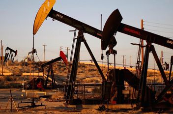 انخفضت أسعار النفط اليوم الأربعاء، مع تزايد المخاوف من تجاوز العرض الطلب في السوق بسبب تقرير صناعي أظهر ارتفاع مخزونات الخام والوقود الأسبوع الماضي في الولايات المتحدة الأميركية، أكبر مستهلك للخام في