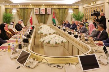 رئيس مجلس الأعيان فيصل الفايز يلتقي مع رئيس مجلس الشورى البحريني