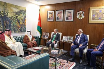 رئيس الوزراء جعفر حسان ورئيس مجلس الشورى البحريني علي بن صالح الصالح والوفد المرافق له.