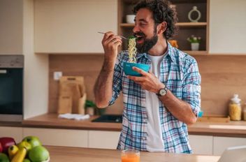 لعشاق "النودلز".. 43 خبيراً عالمياً يحذرون: صحتكم على المحك