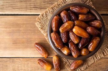 محافظ البلقاء يتفقد منشآت تمور في الشونة