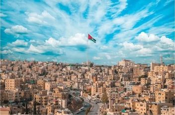 وتتراوح درجات الحرارة العظمى والصغرى في شرق عمان اليوم بين 21 - 11 درجة مئوية، وفي غرب عمان 19 - 9، وفي المرتفعات الشمالية 18 - 10، وفي مرتفعات الشراة 20 - 9، وفي مناطق البادية 24 - 11، وفي مناطق السه