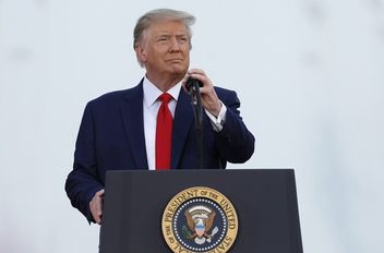 ترامب: الولايات المتحدة باشرت بتسريح مئات الآلاف من الموظفين الحكوميين
