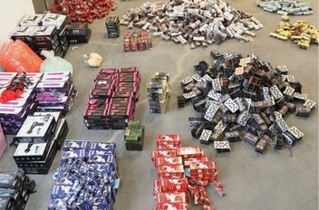 الجمارك تضبط كميات كبيرة من المواد المهربة والمنتهية الصلاحية
