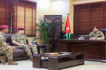 ولي العهد يزور فريق مكافحة الإرهاب المائي
