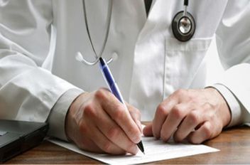 طبيب سبعيني يبيع وصفات طبية "فارغة" لمروج مخدرات مقابل 50 دينارًا