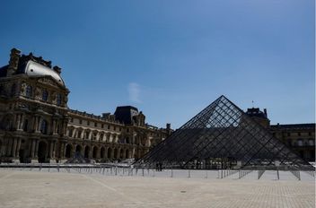 هرم اللوفر عند مدخل متحف اللوفر في العاصمة الفرنسية باريس