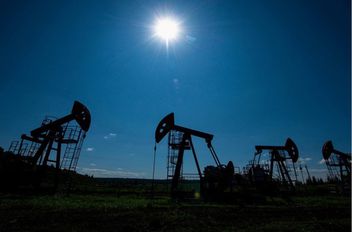 ارتفعت أسعار النفط الخميس، بعد خسائر تكبدتها في الجلسة السابقة، في وقت تعكف فيه الأسواق على تقييم المقترحات الأميركية الأحدث لإنهاء الحرب في أوكرانيا وتتأهب للموعد النهائي الذي حددته الولايات المتحدة