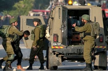 الاحتلال يعتقل عشرات الشبان في بلدة بيت فوريك
