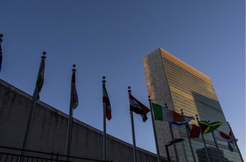 منظر عام لأعلام الدول في مقر الأمم المتحدة في نيويورك