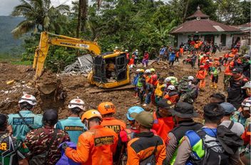 موقع انهيار أرضي في قرية وسط جاوة