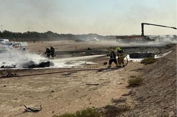 رجال إطفاء يعملون في موقع تحطم طائرة مقاتلة هندية الصنع من طراز HAL Tejas في معرض دبي للطيران