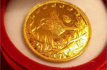 وارتفع سعر بيع غرام الذهب عيار 21 الأكثر طلبا في السوق المحلية، إلى 82.50 دينار لغايات البيع من محلات الصاغة مقابل 78.90 دينار لجهة الشراء.

