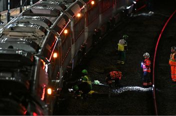 أصيب عشرة أشخاص بجروح خطيرة، تسعة منهم في حالة خطرة، جراء هجوم طعن وقع على متن قطار متجه من دونكاستر إلى محطة كينغز كروس في لندن.
ونقلت هيئة البي بي سي البريطانية بيان الشرطة البريطانية اليوم الأحد، أ