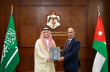 الخارجية تستلم أوراق اعتماد السفير السعودي لدى المملكة
